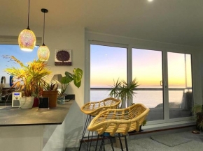 Stunning Sea View Two Double Bedroom Apartment - With Balcony - Opposite Beachfront Walk